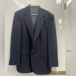 Navy blue men’s blazer. Size unknown but fits like a large.